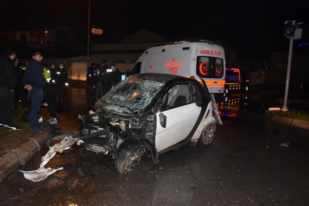 İzmir’de kontrolden çıkan araç takla attı: 2 yaralı