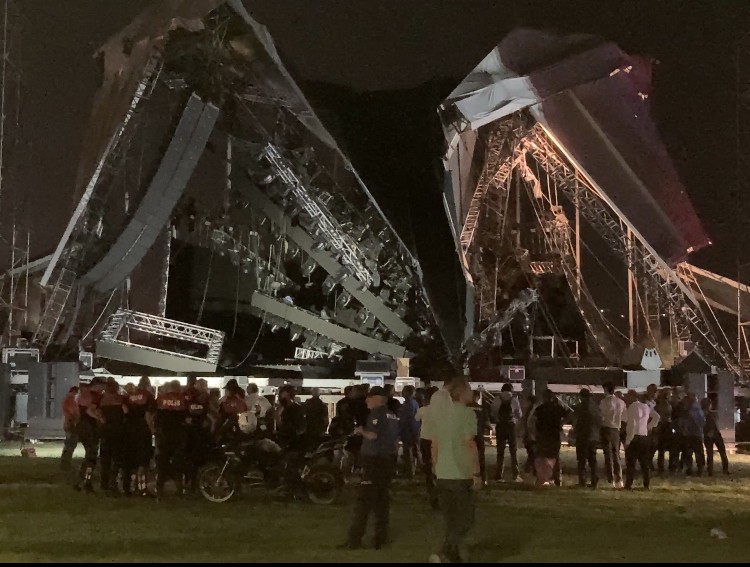 İzmir’de kurtuluş yıl dönümü için hazırlanan platform çöktü: 1 kişi yaralandı