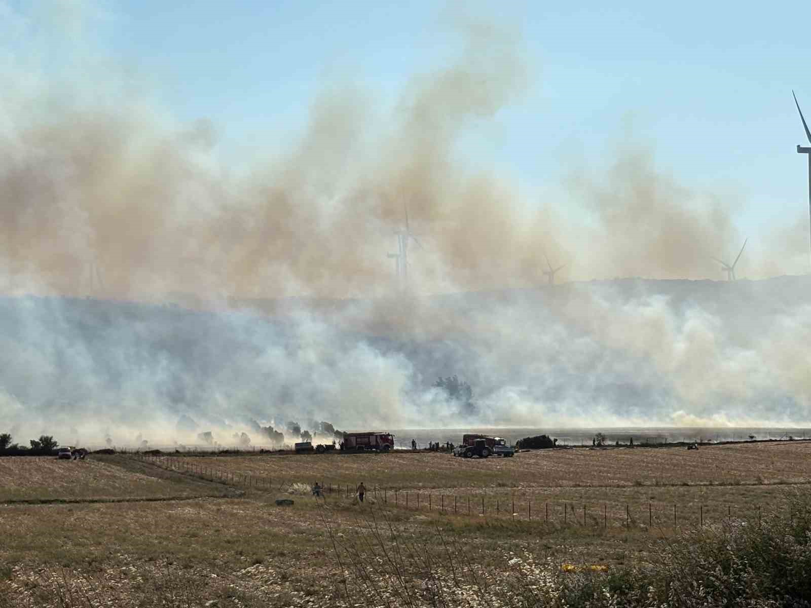 İzmir’de makilik alanda çıkan yangına müdahale devam ediyor