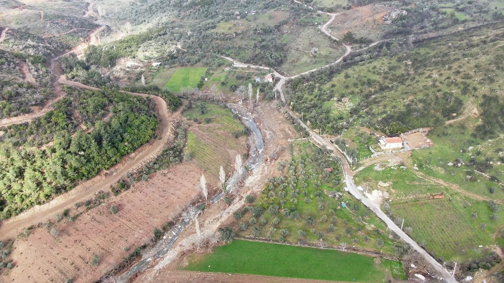 İzmir’de sel tarım arazilerini vurdu