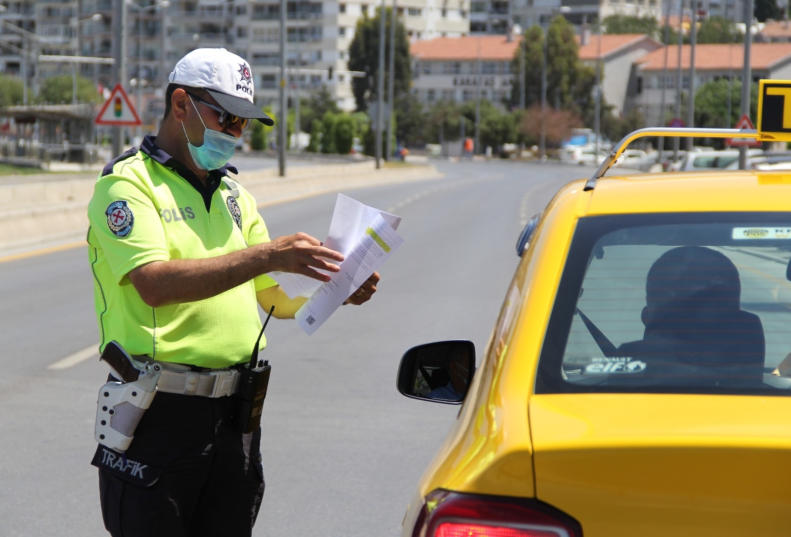 İzmir’de tam kapanmanın son gününde denetimler sürüyor