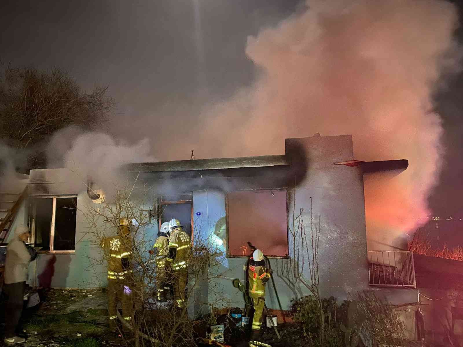 İzmir’de tek katlı bina alev alev yandı