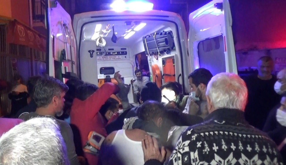 İzmir’deki yangında dumandan etkilenen kadın yaşamını yitirdi