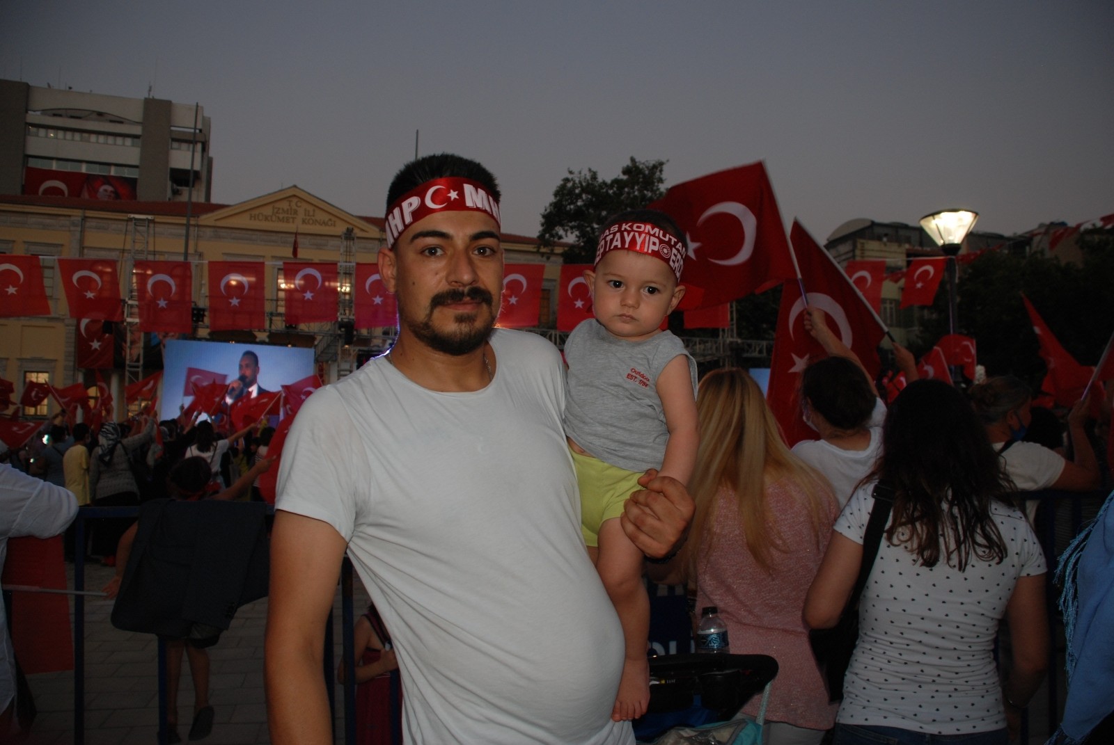 İzmirli vatandaşlar 15 Temmuz’da Konak Meydanı’nı doldurdu