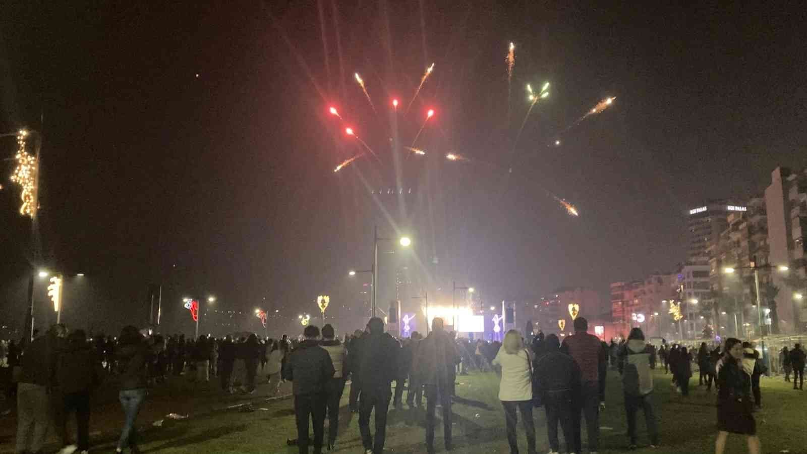 İzmirliler 2023’e Gülşen konseriyle girdi