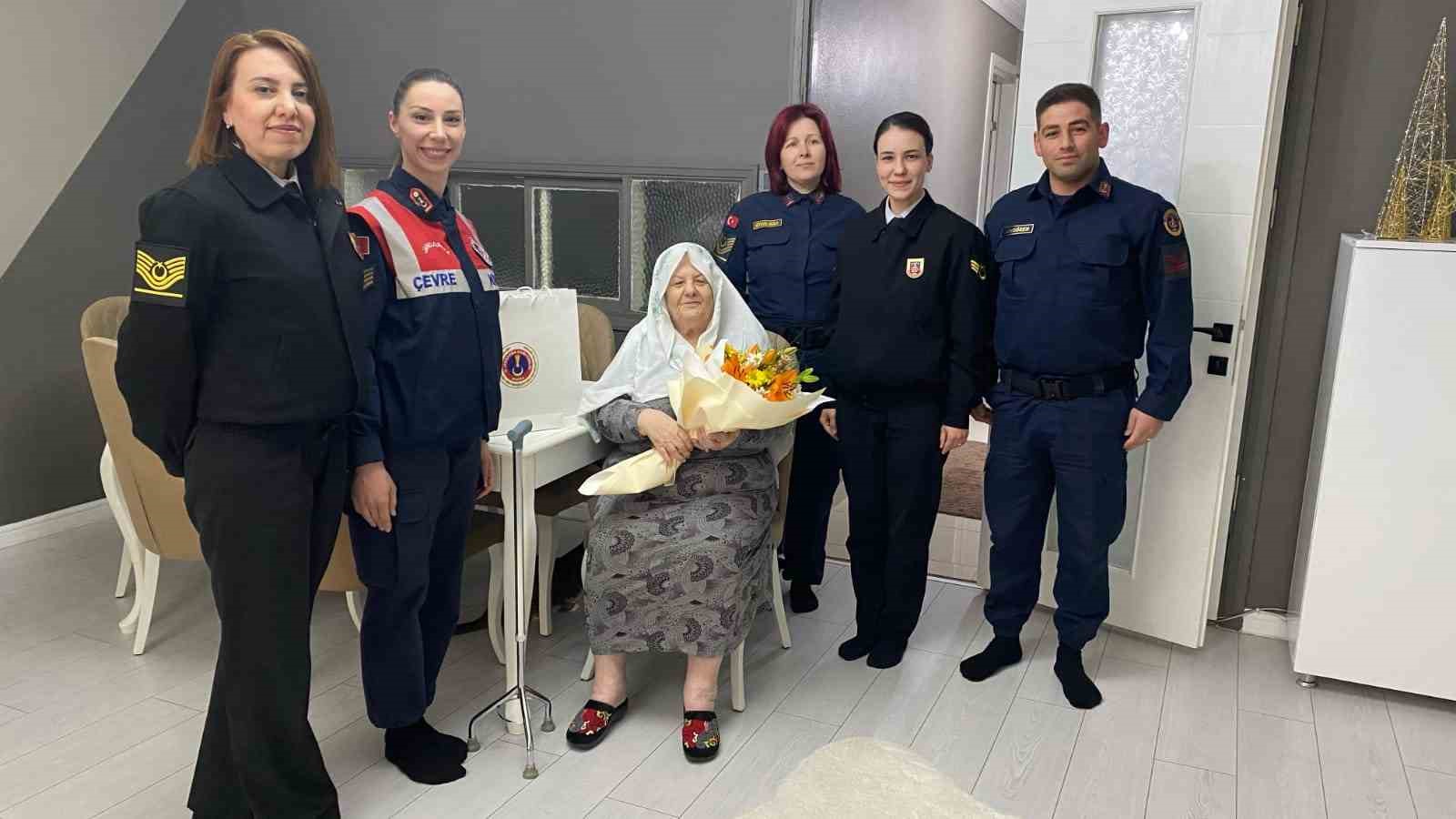 Jandarmadan ‘Rüküş Anneanne’ Rukiye Eryiğit’e anlamlı ziyaret