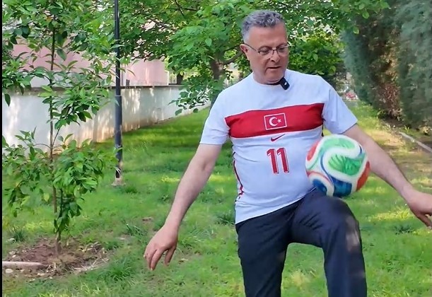 Kadınıyla erkeğiyle top sektirdiler, milli takıma moral verdiler