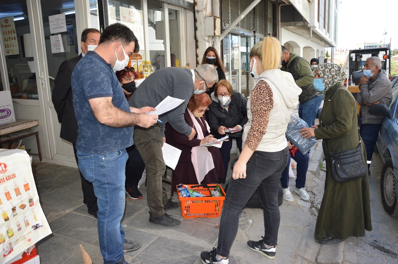Kadınlar 20 ailenin bakkal borcunu ödedi