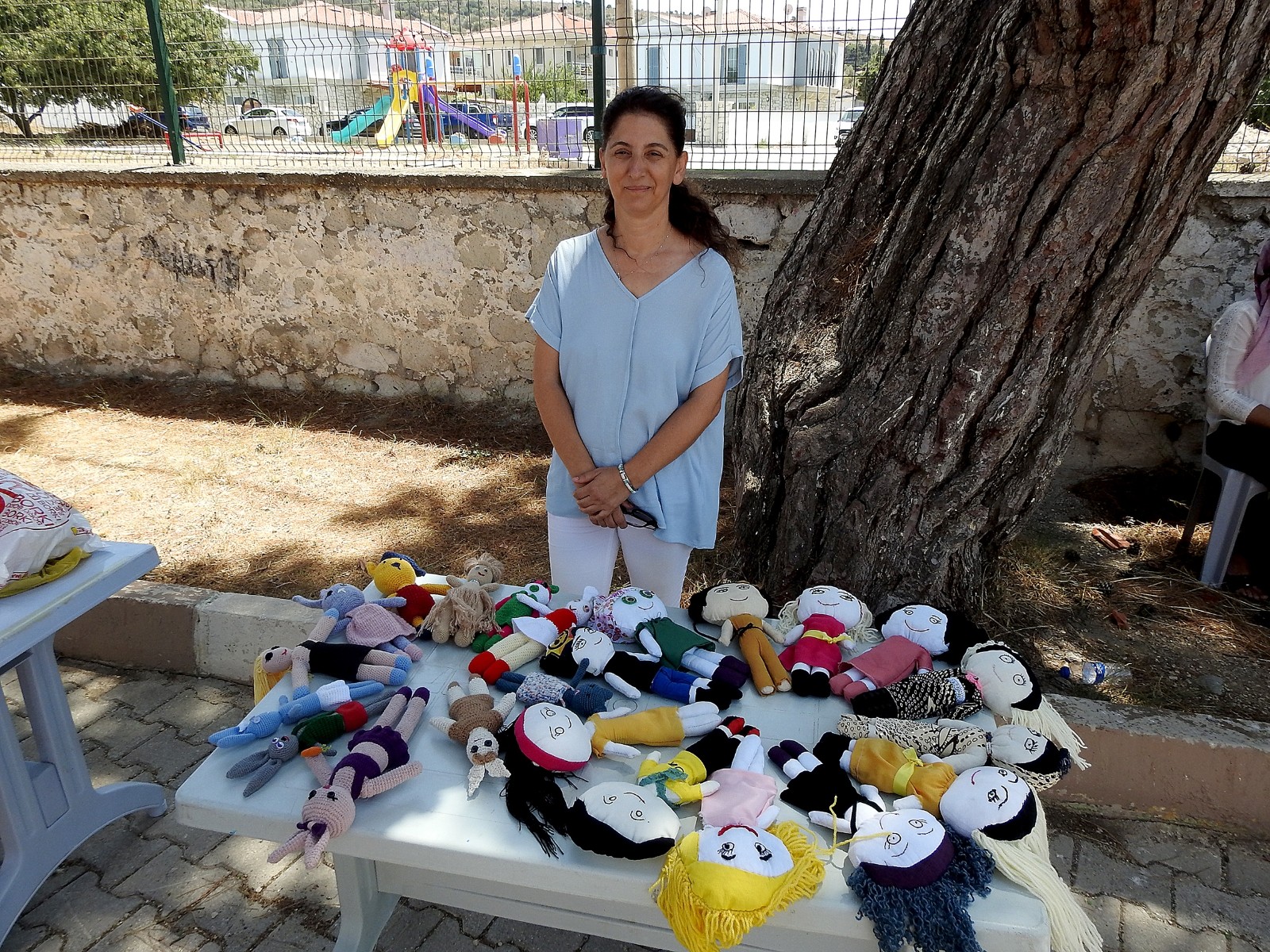 Kadınlar dolgu bebeklerin satışıyla aile ekonomilerine katkı sağlayacaklar