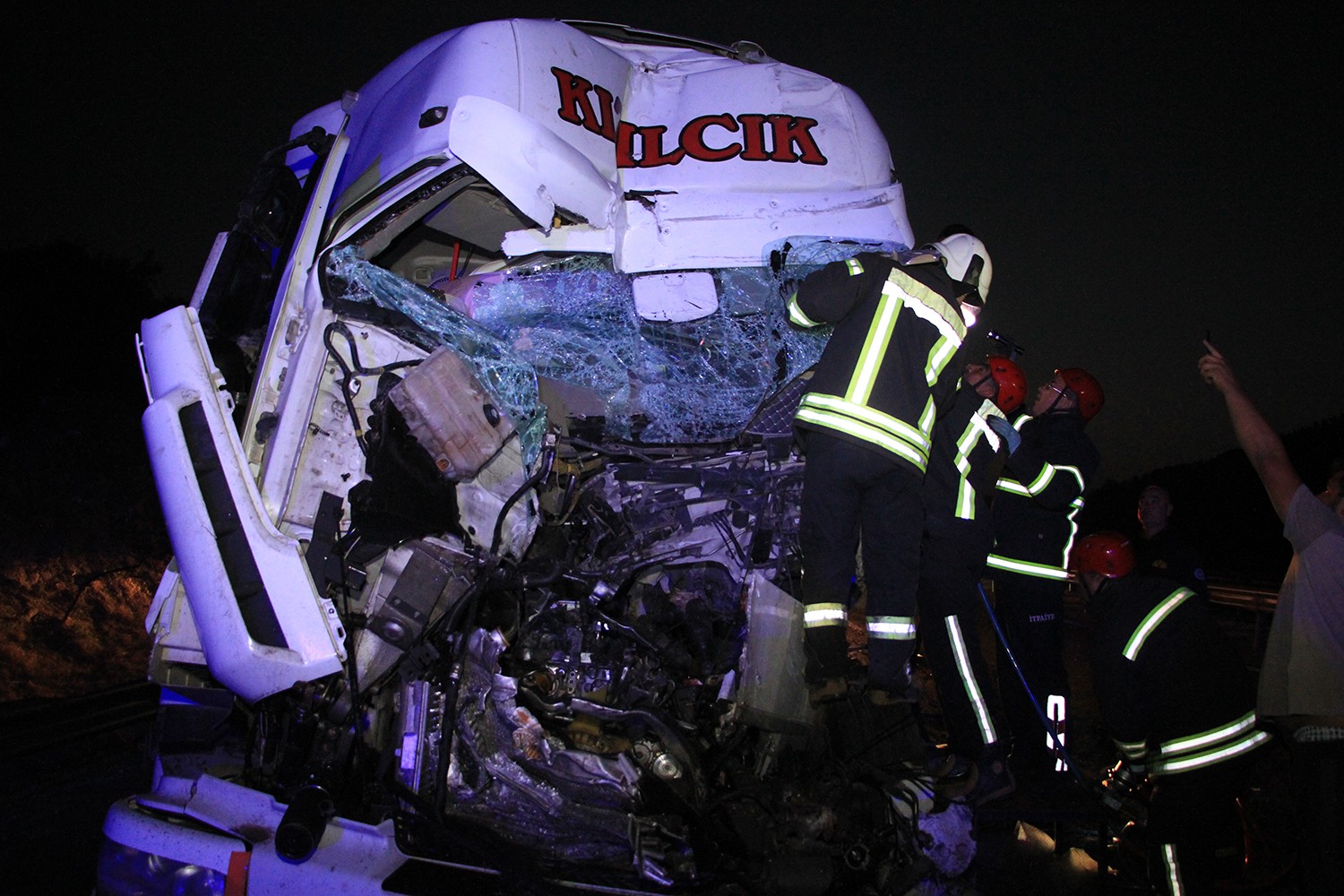 Kağıt gibi ezilen tırın kupasından sağ çıktı