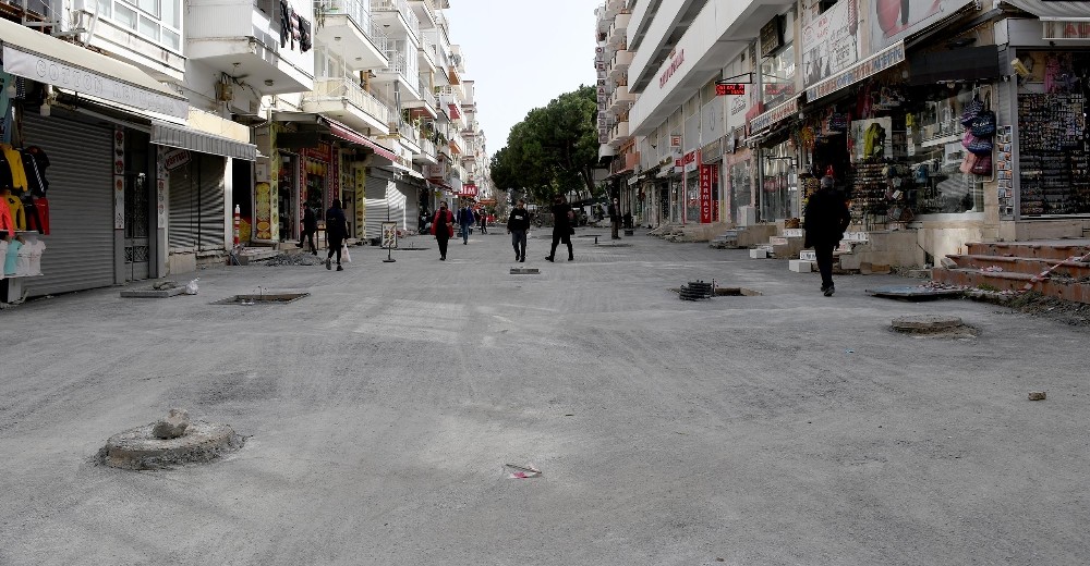 Kahramanlar Caddesi’nde yenileme çalışmaları sürüyor