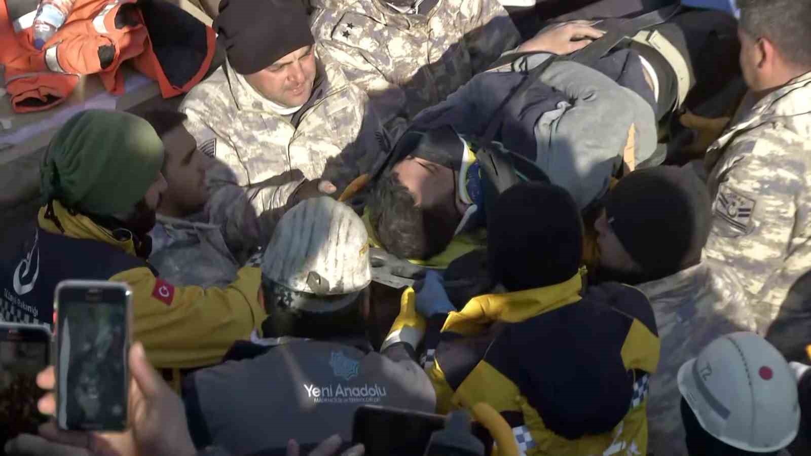 Kahramanmaraş’ta depremin 198. saatinde 1 kişi enkazdan sağ çıkartıldı.