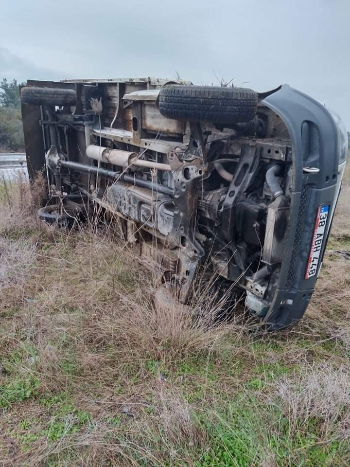 Kamyonet takla attı, tarlaya uçtu