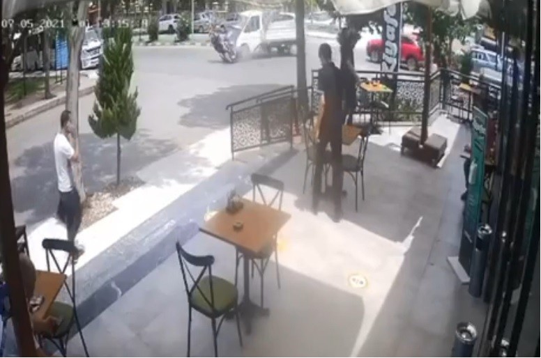 Kamyonete çarpan motosikletin sürücüsü metrelerce havalandı