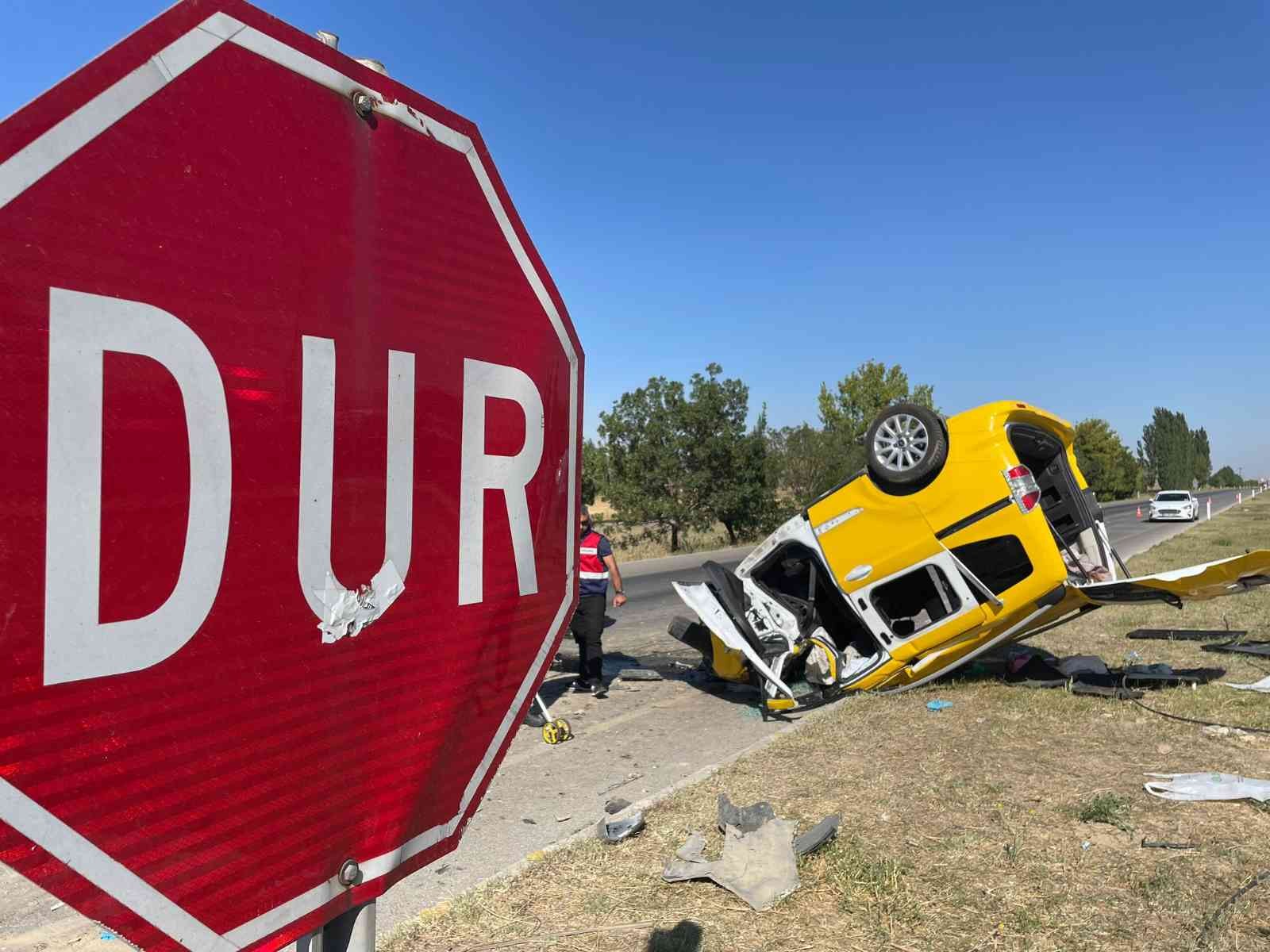 Kamyonla çarpışıp ters dönen ticari takside 4 kişi yaralandı