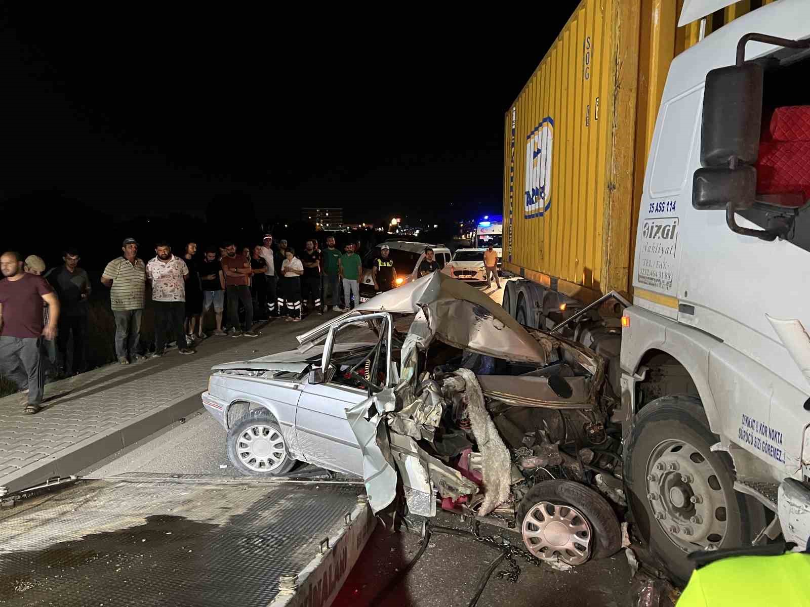 Kamyonun çarptığı otomobil hurdaya döndü: 1 yaralı