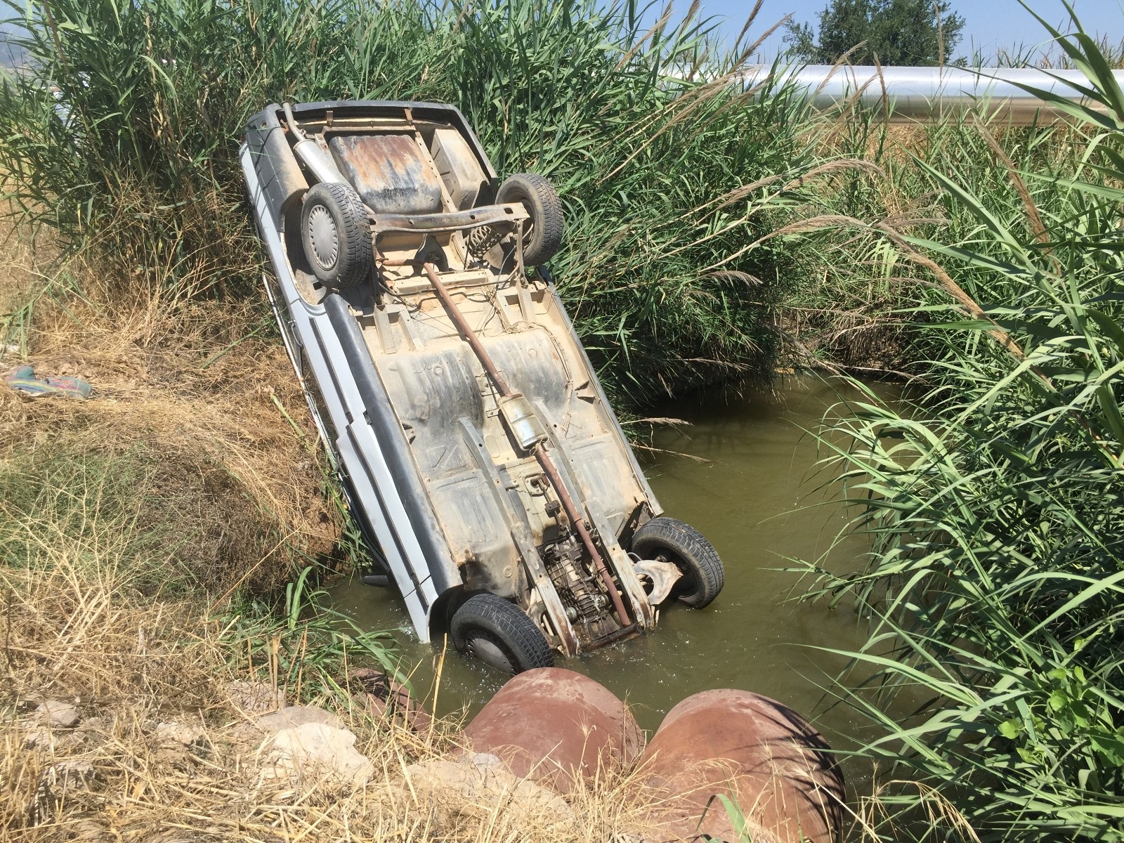 Kanala düşen otomobilden burnu bile kanamadan kurtuldu