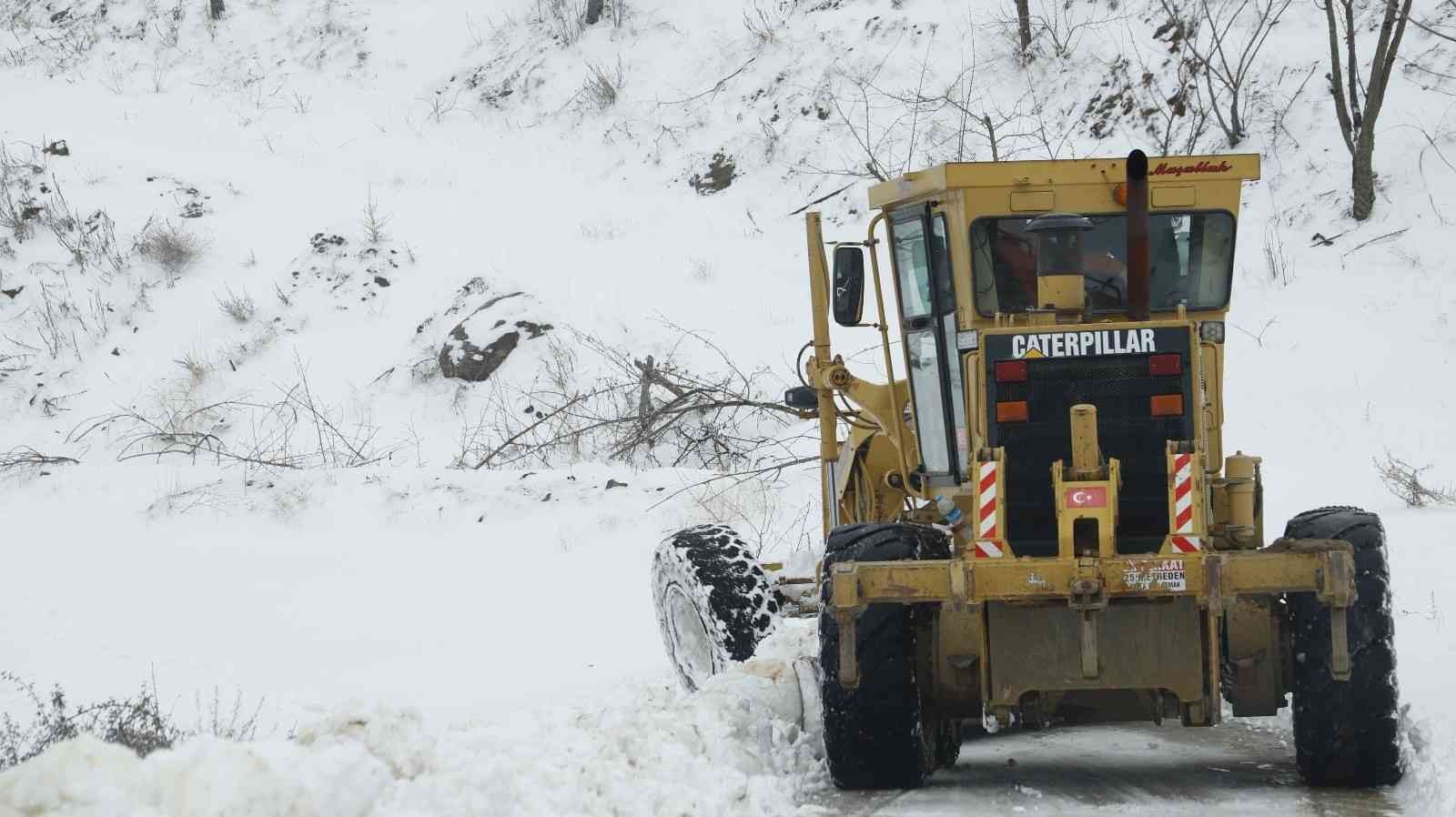 Kar nedeniyle kapanan yollar ulaşıma açıldı