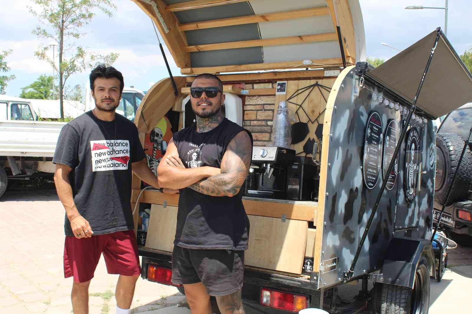 ‘Karavanda kahve’ ile hem çalışıp hem geziyorlar