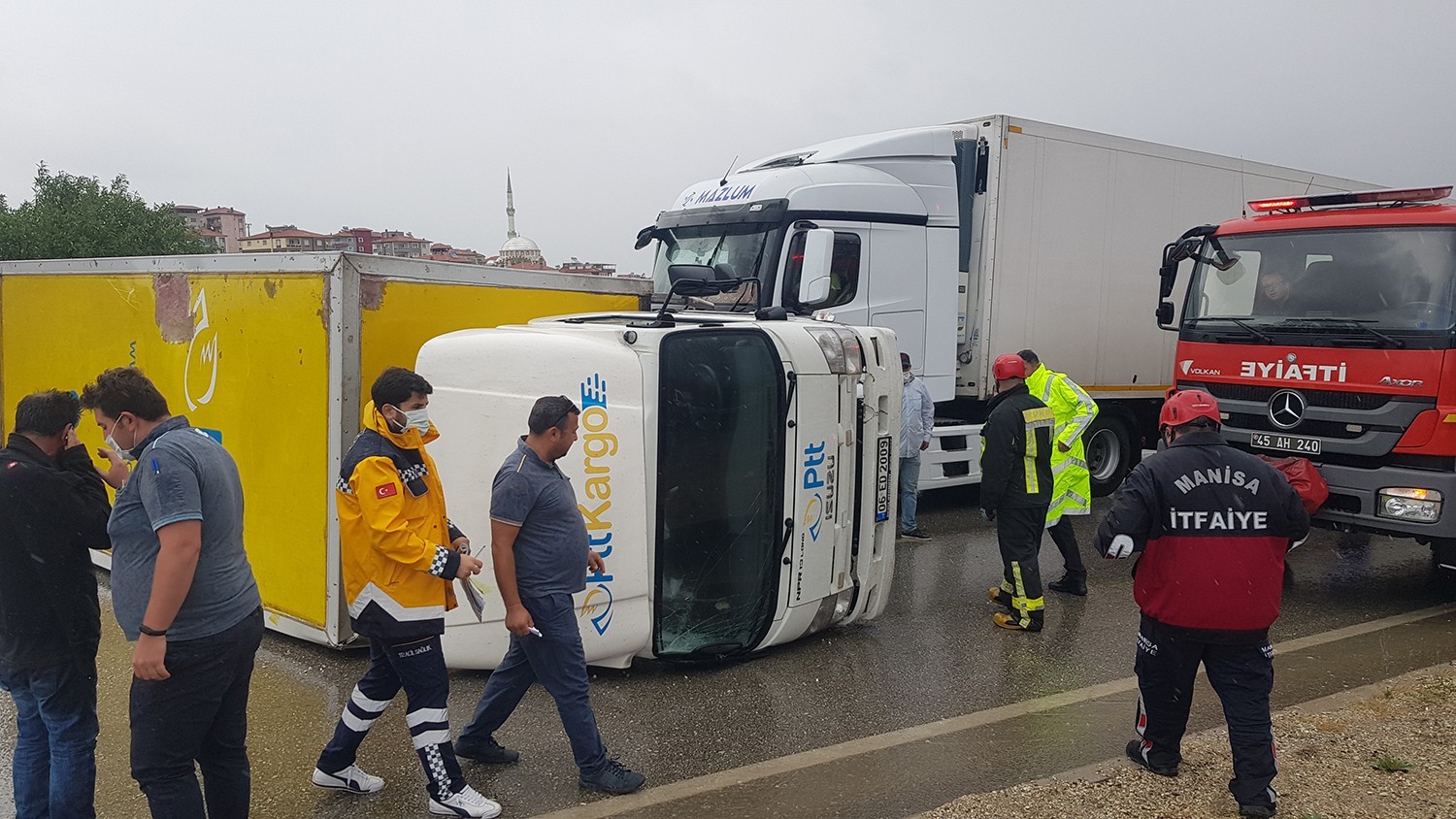 Kargo kamyonu karşı şeride geçip yan yattı