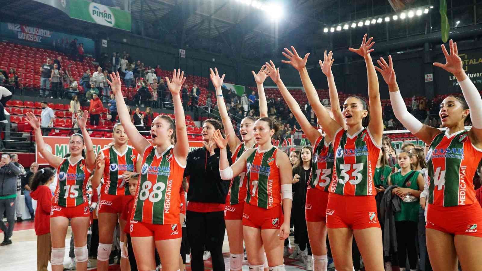 Karşıyaka Voleybol’da yüzler gülüyor