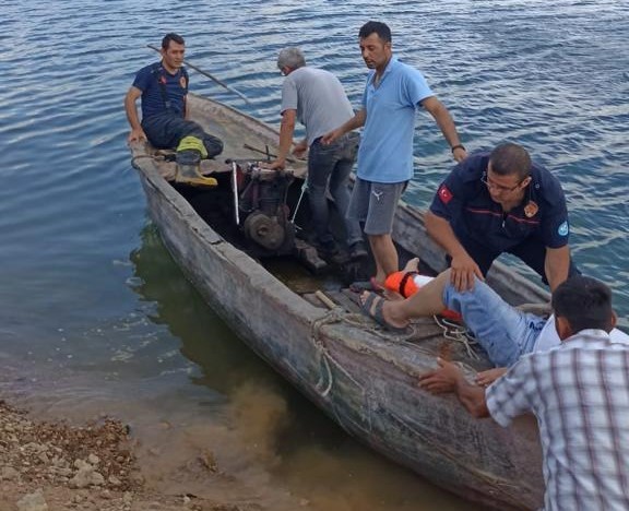 Kayalıklardan düştü, kayıkla kurtarıldı