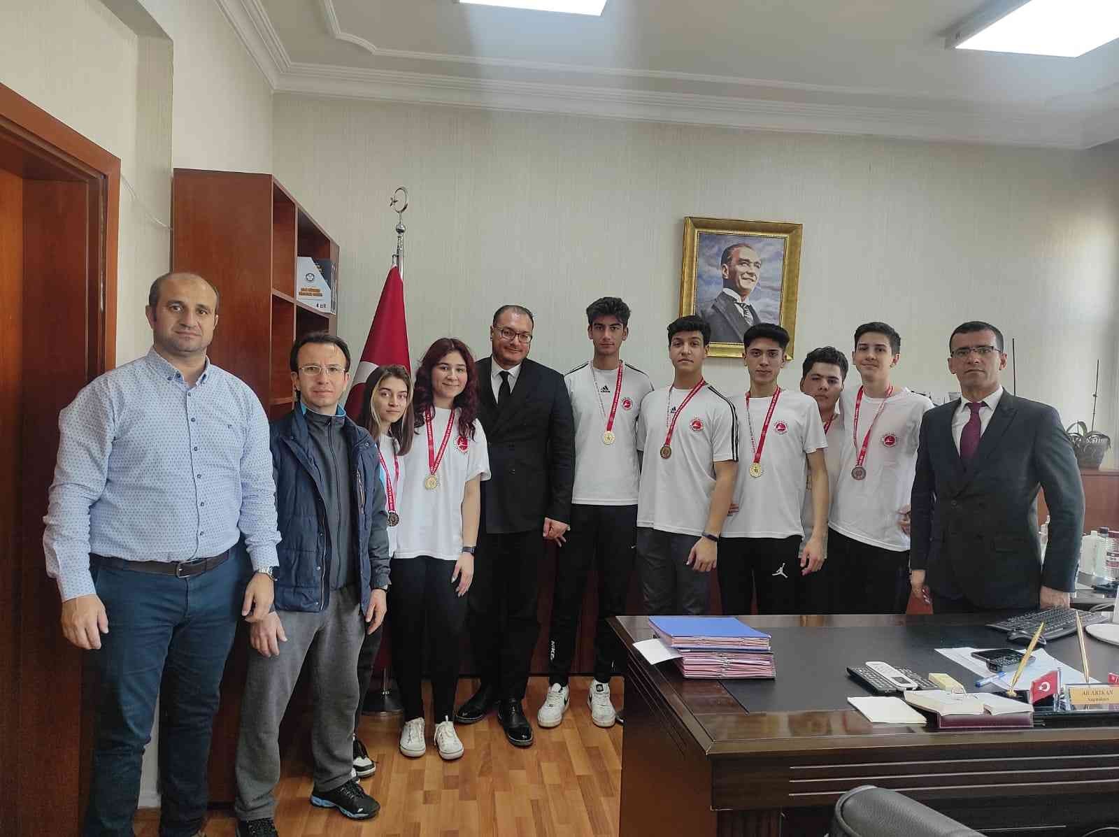 Kaymakam Arıkan şampiyon sporcuları ağırladı