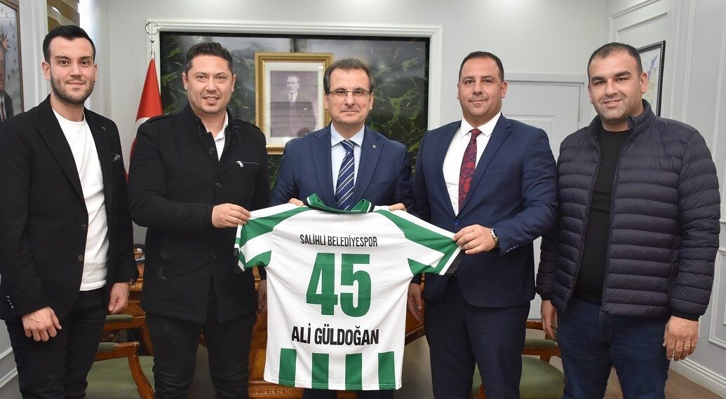 Kaymakam Güldoğan’a forma hediye ettiler