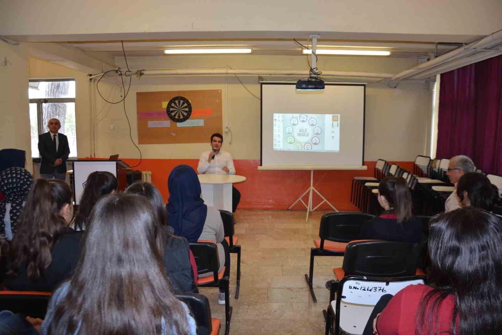 Kaymakam Okumuş lise öğrencilerine mesleğini tanıttı