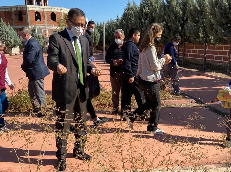 Kaymakam Uçgun bahçe etkinliğinde özel öğrencilerle buluştu