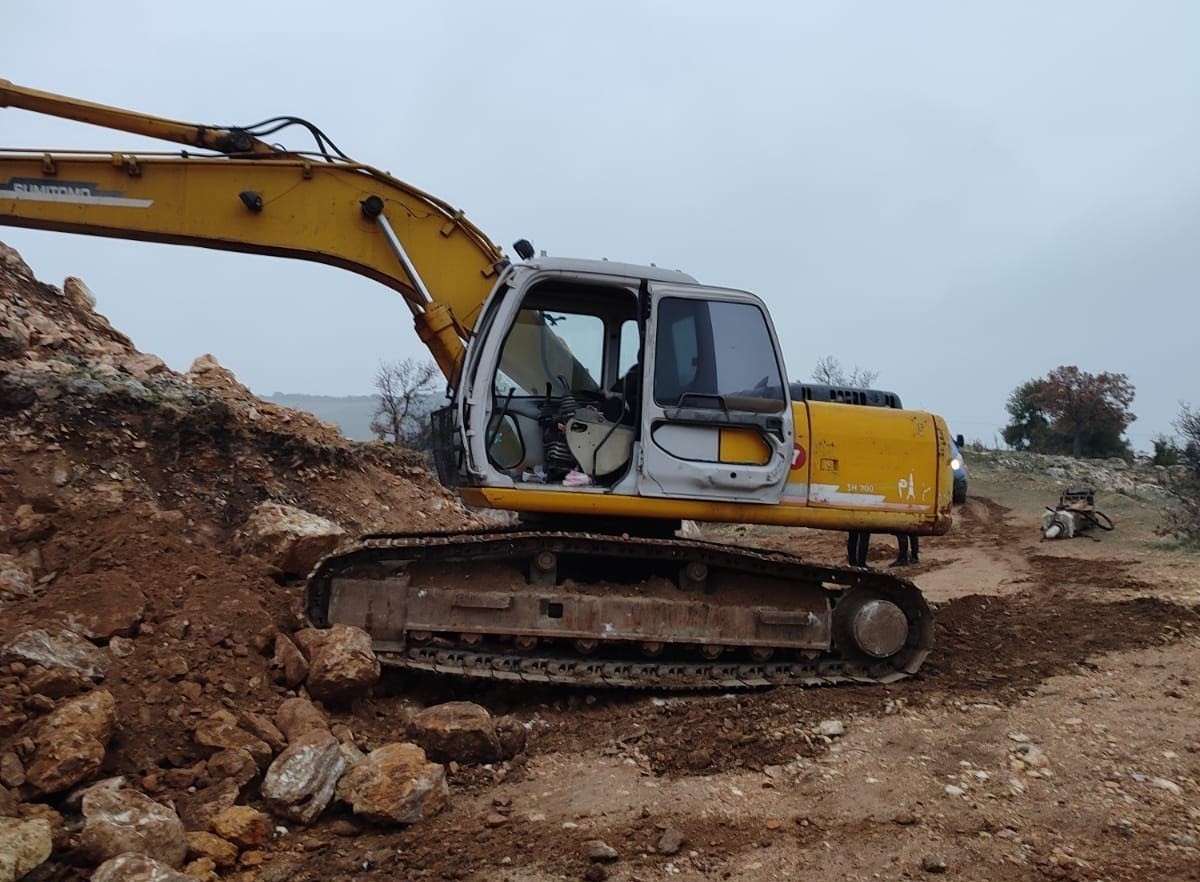 Kepçe ile kaçak kazıya suçüstü