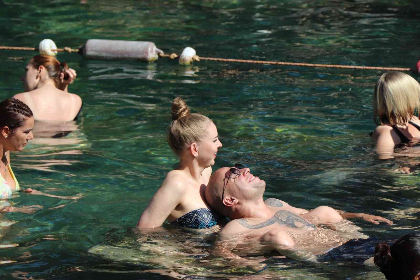 Kilometrelerce yol gelen turistler Kleopatara’da şifa arıyor