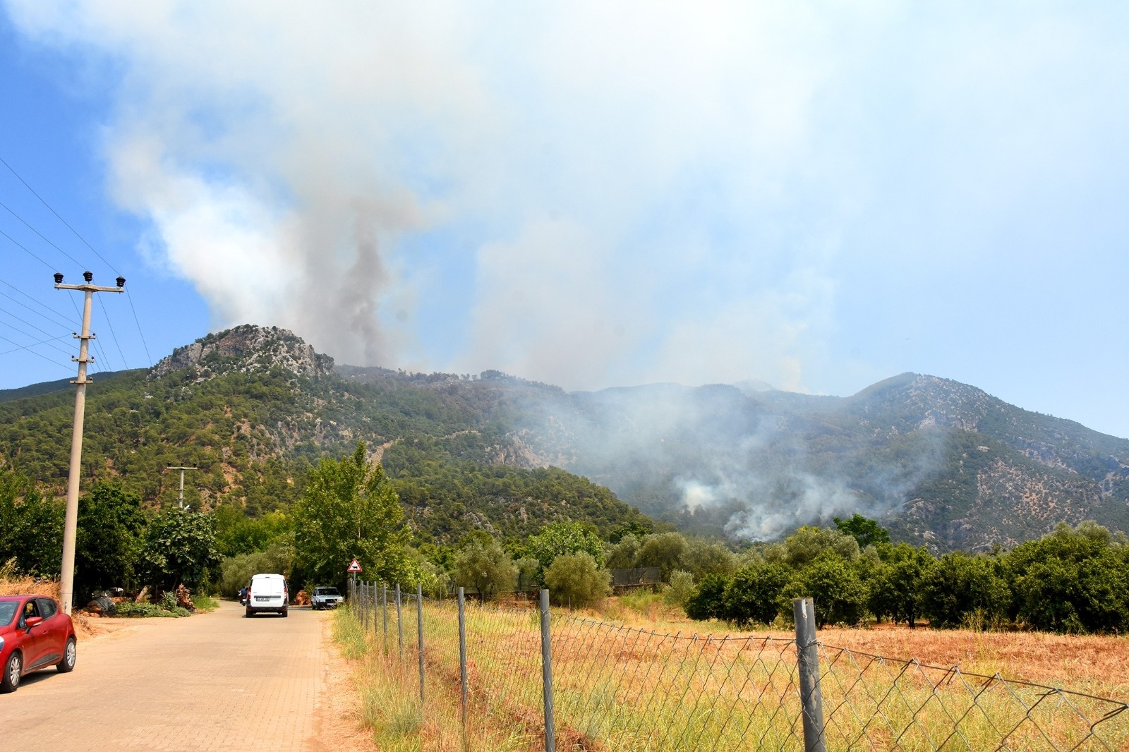 Kimisi şişeyle söndürdü, kimisi hortumu tuttu, kimisi su taşıdı