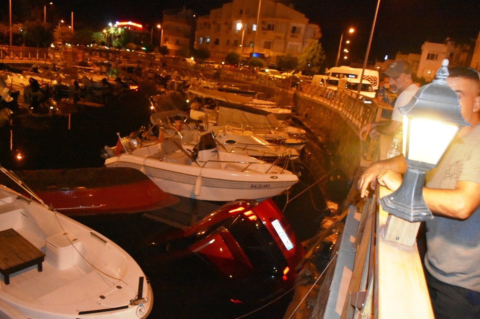 Kiralık araçla, balıkçı teknelerinin üstüne uçtu