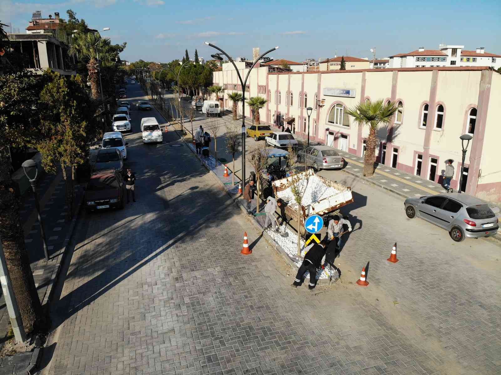 Kırkağaç’ın prestij caddelerinde peyzaj çalışmaları başladı