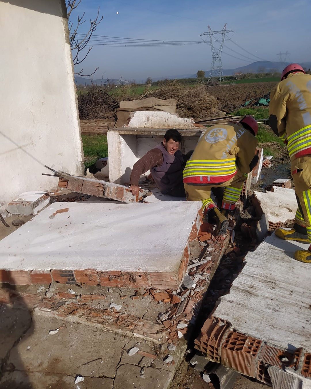 Kırkağaç’ta yıkılan duvarın altında kalan adam yaralandı