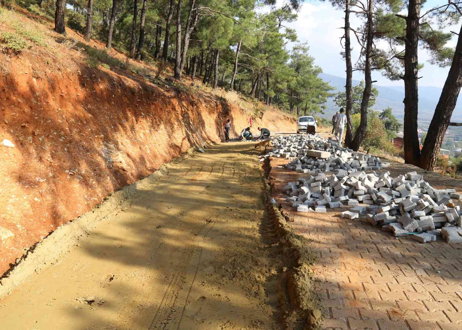 Kırsal mahallelerde yol düzenleme çalışmaları devam ediyor