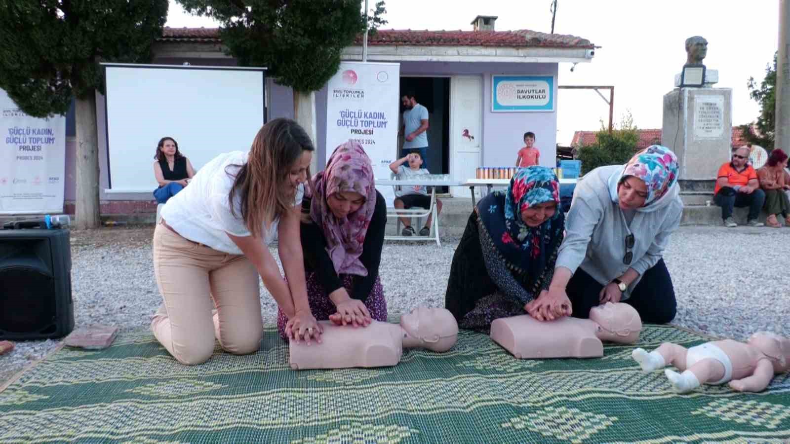 Kırsal mahallelerdeki kadınlara temel ilkyardım eğitimi