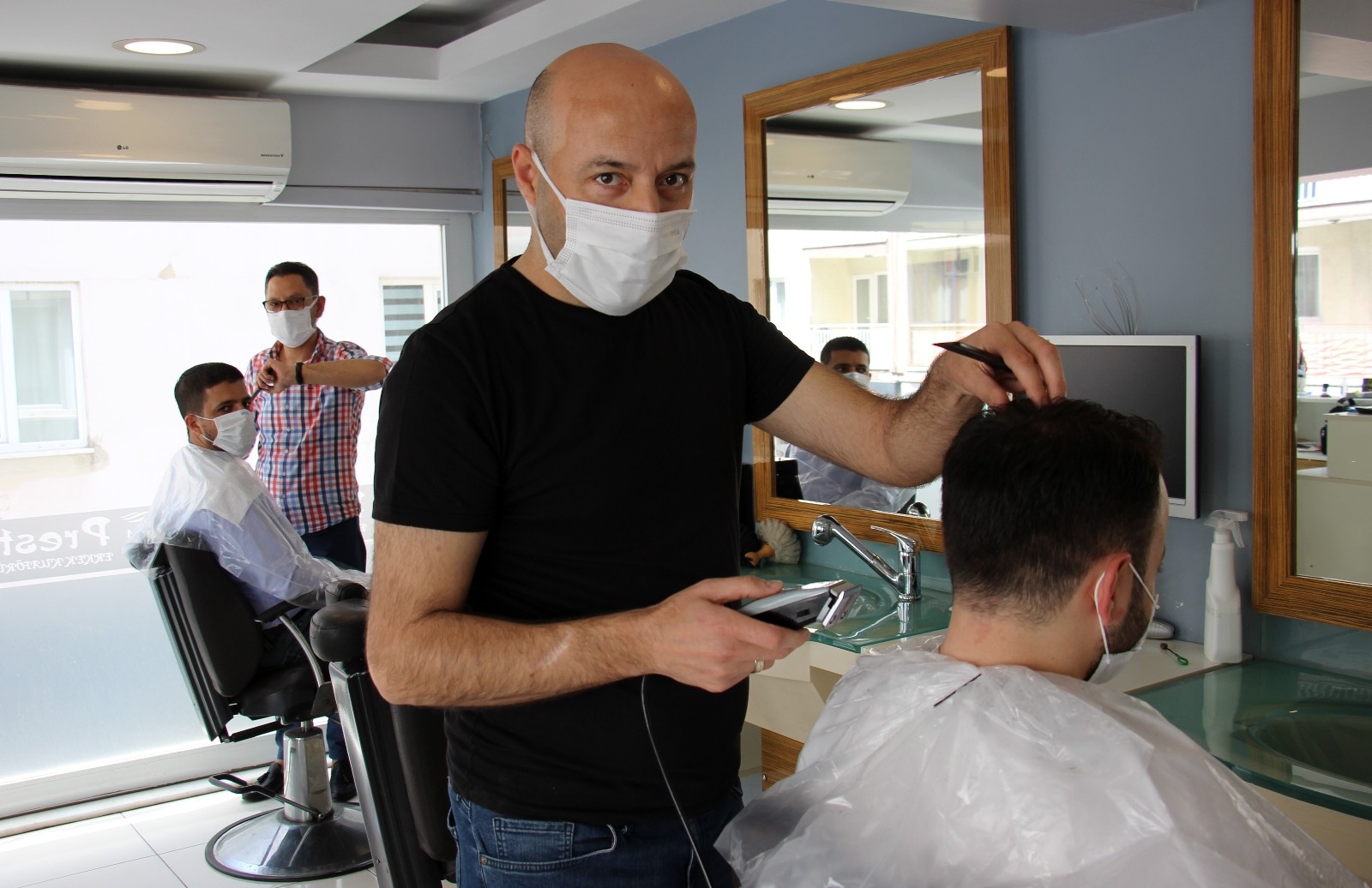 Kısıtlama öncesi berberler yoğun mesai yapıyor