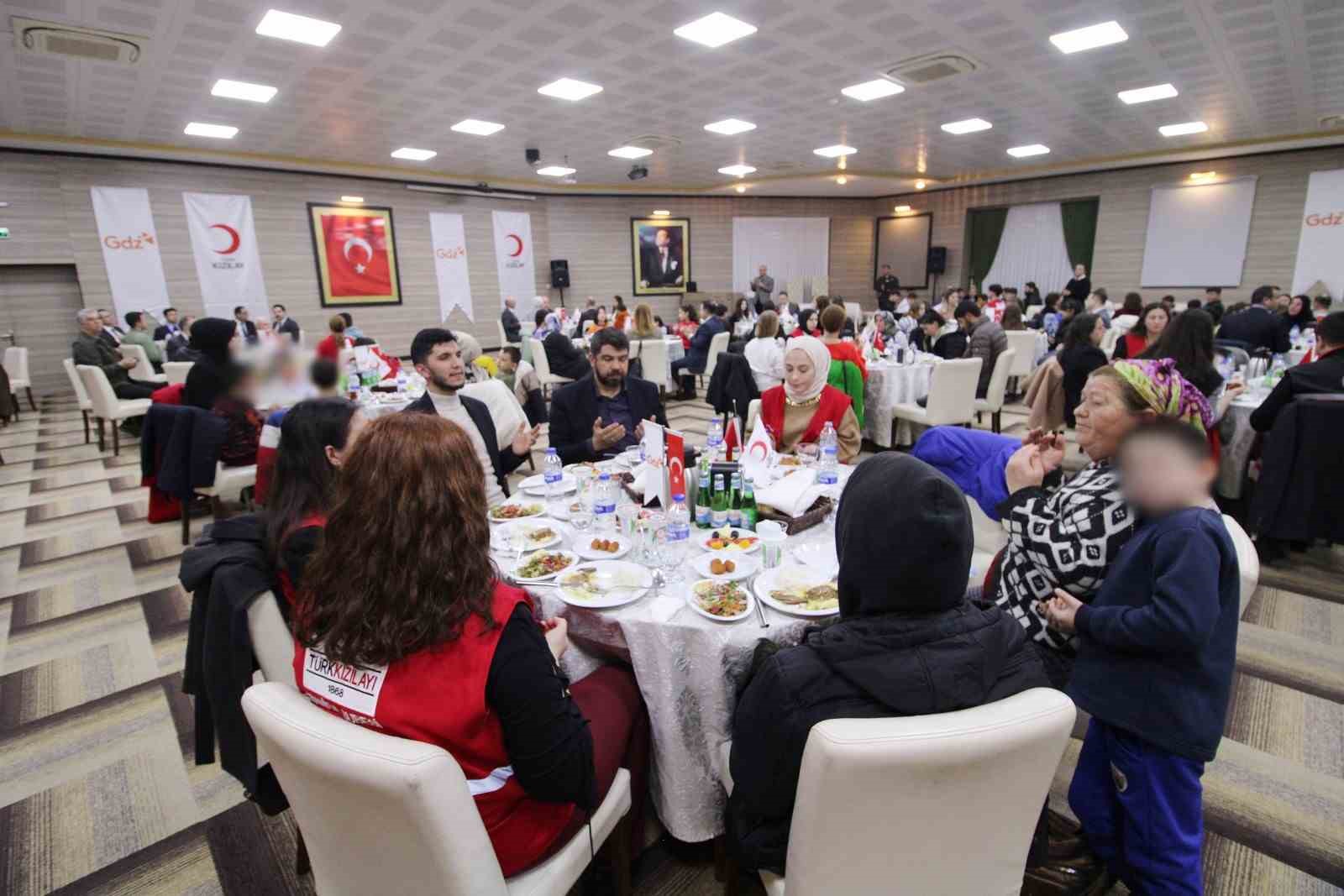 Kızılay Manisa’dan Dünya Yetimler Günü dolayısıyla iftar programı