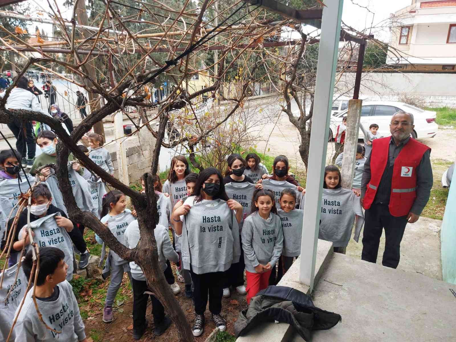 Kızılay’dan öğrencilere giyim yardımı