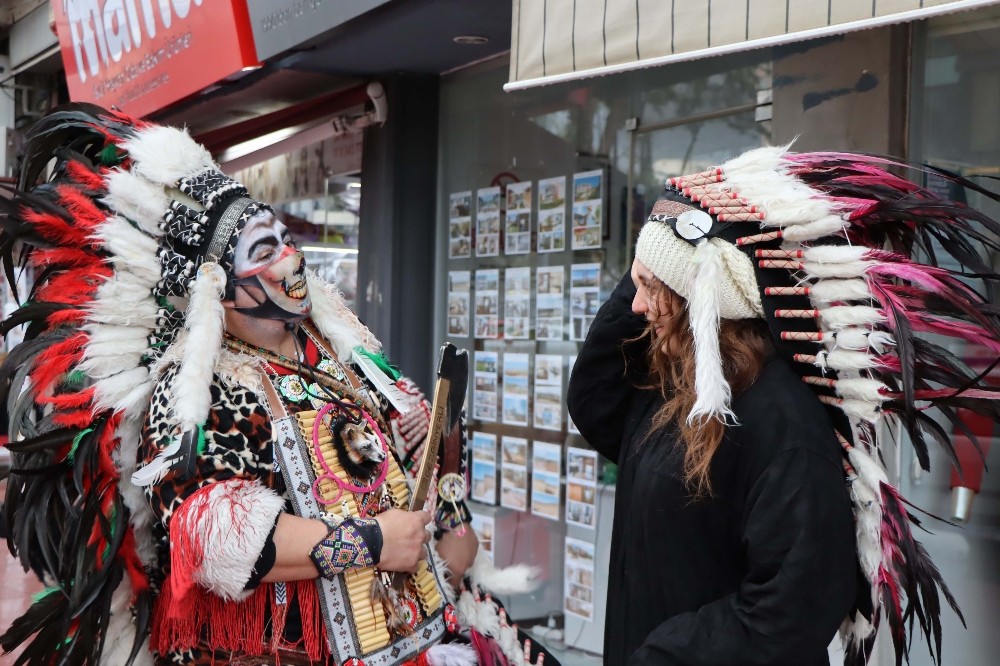 Kızılderili kıyafeti ile dünya turuna çıktı