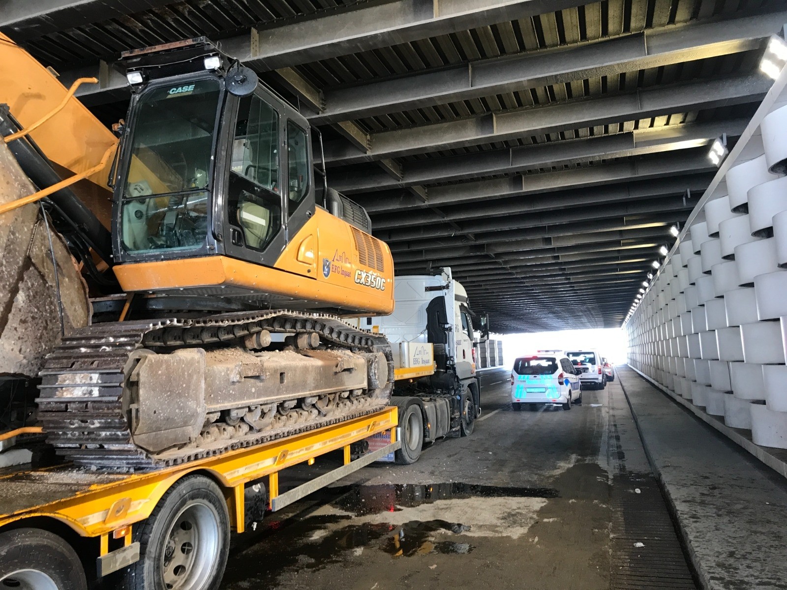 Konak’ta iş makinesi yüklü tır alt geçitte sıkıştı