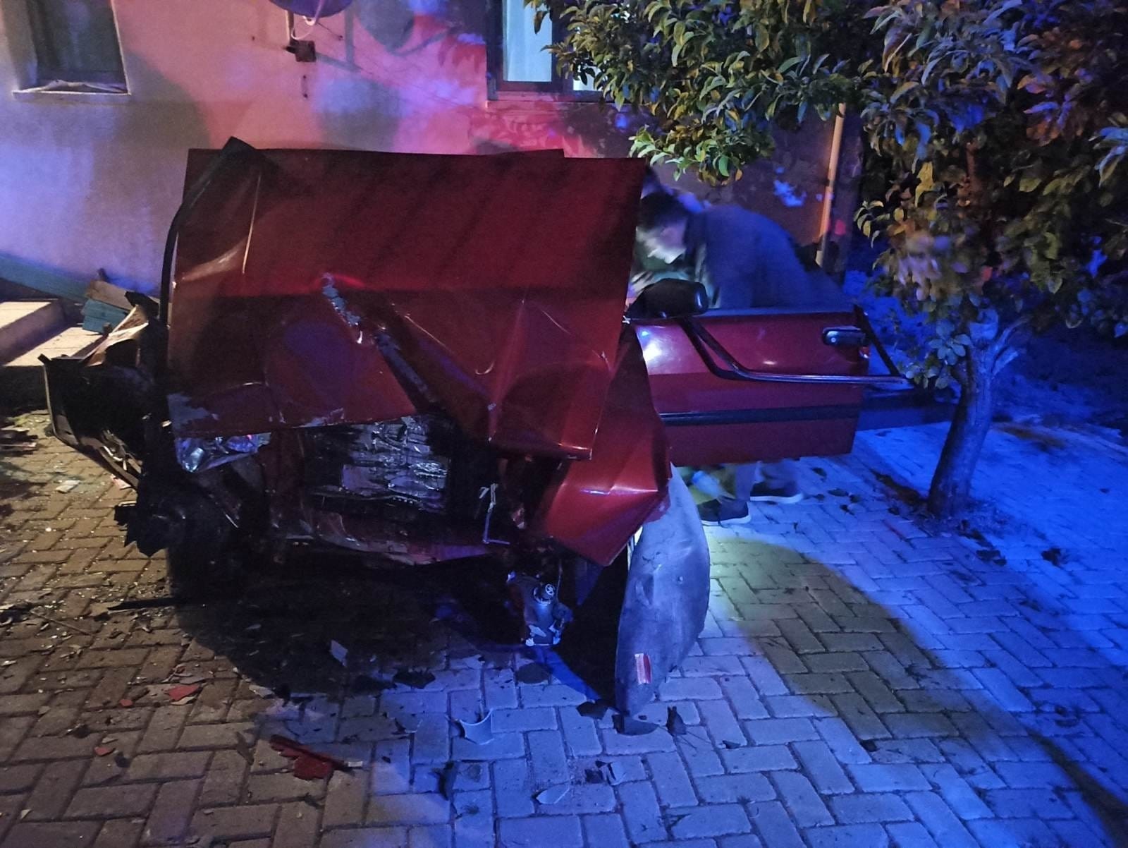 Kontrolden çıkan araç sağlık evinin bahçe duvarına çarptı: 1 ölü