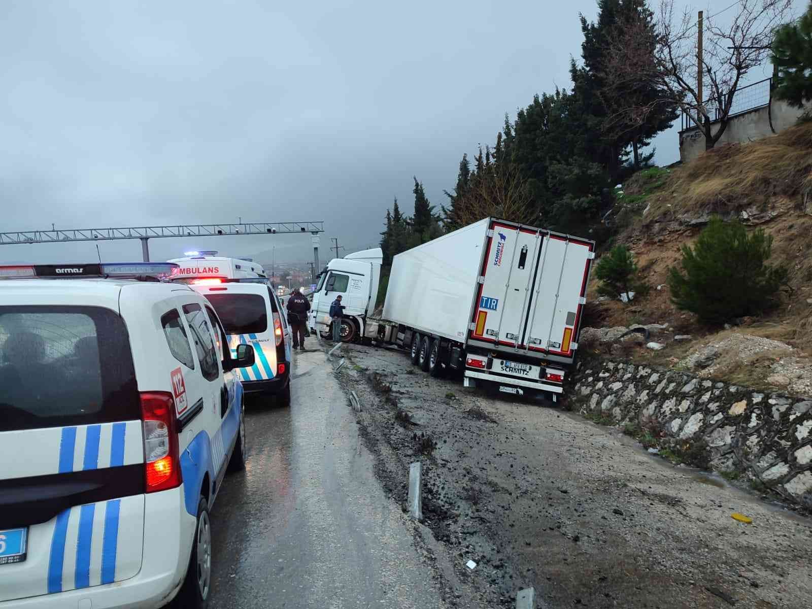 Kontrolden çıkan tır sulama kanalına düştü; 1 ağır yaralı