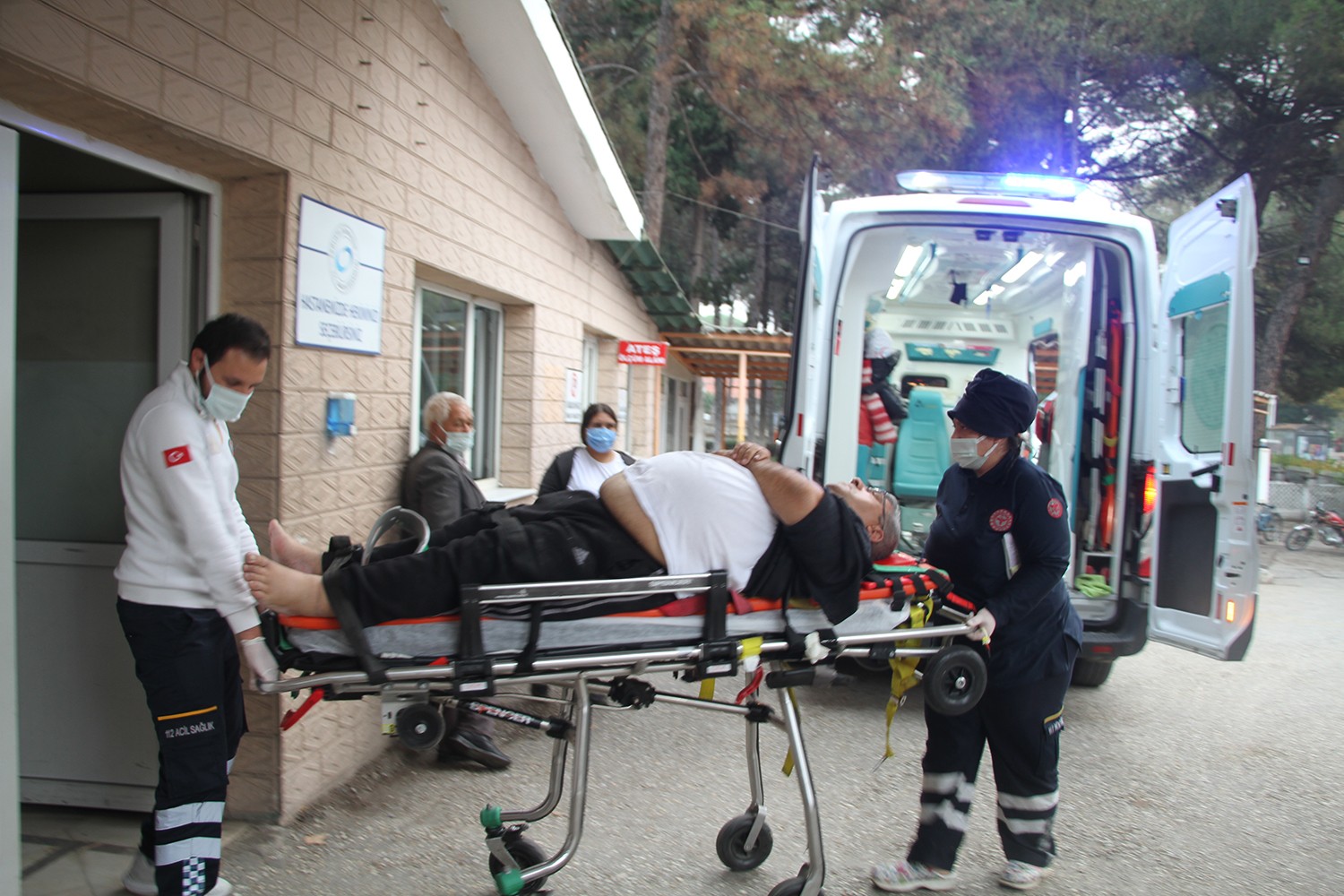 Kontrolden çıkan tır yan yattı: 2 yaralı