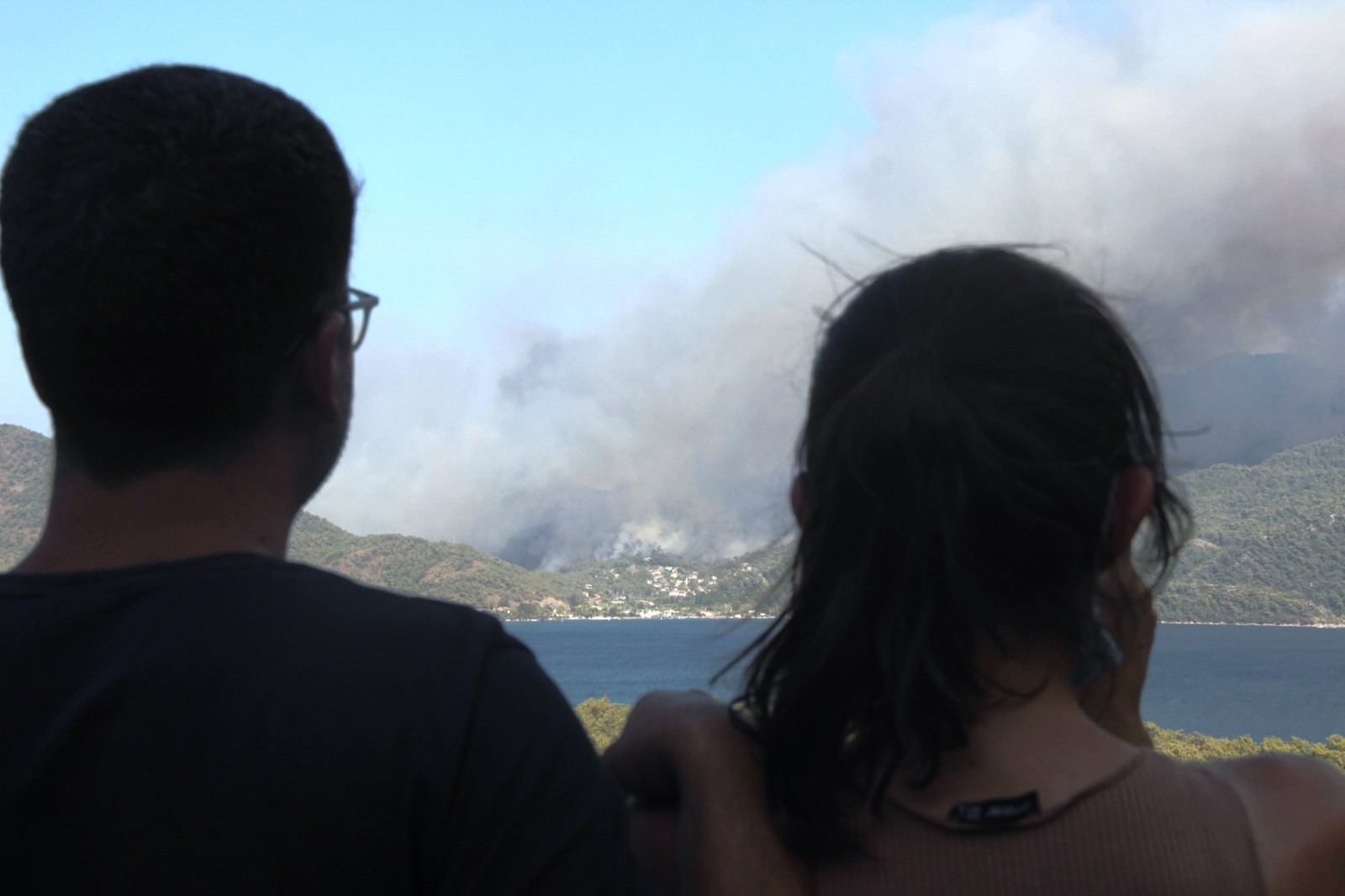 Korku dolu gözlerle yangını izlediler