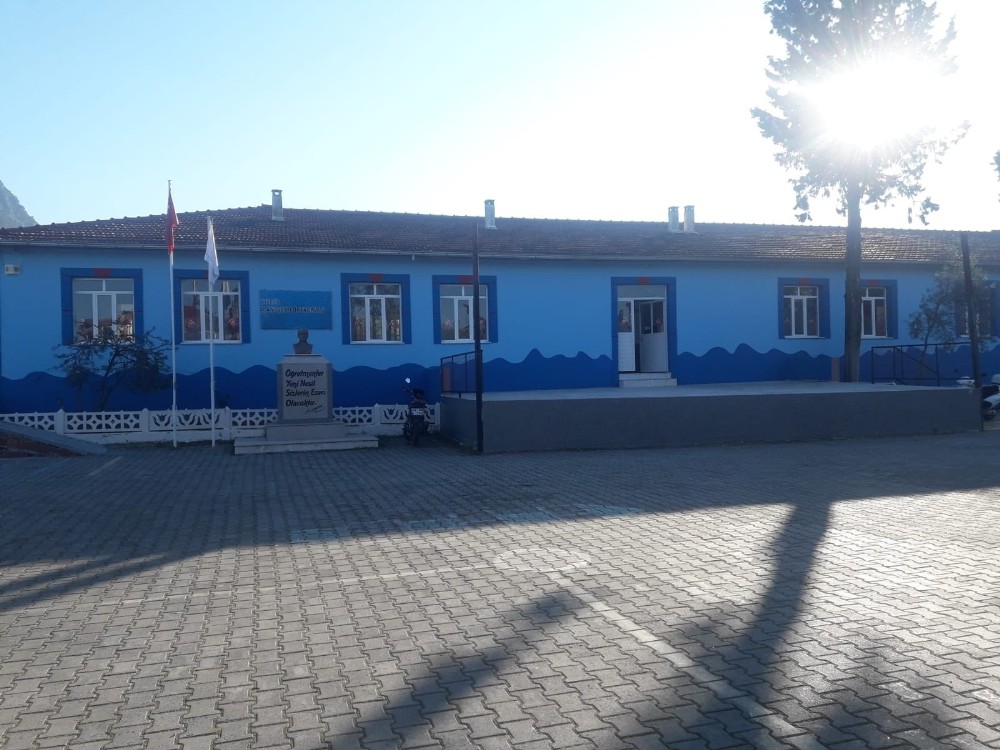 Küçük çocuk harçlıklarını okulunun tadilatı için bağışladı