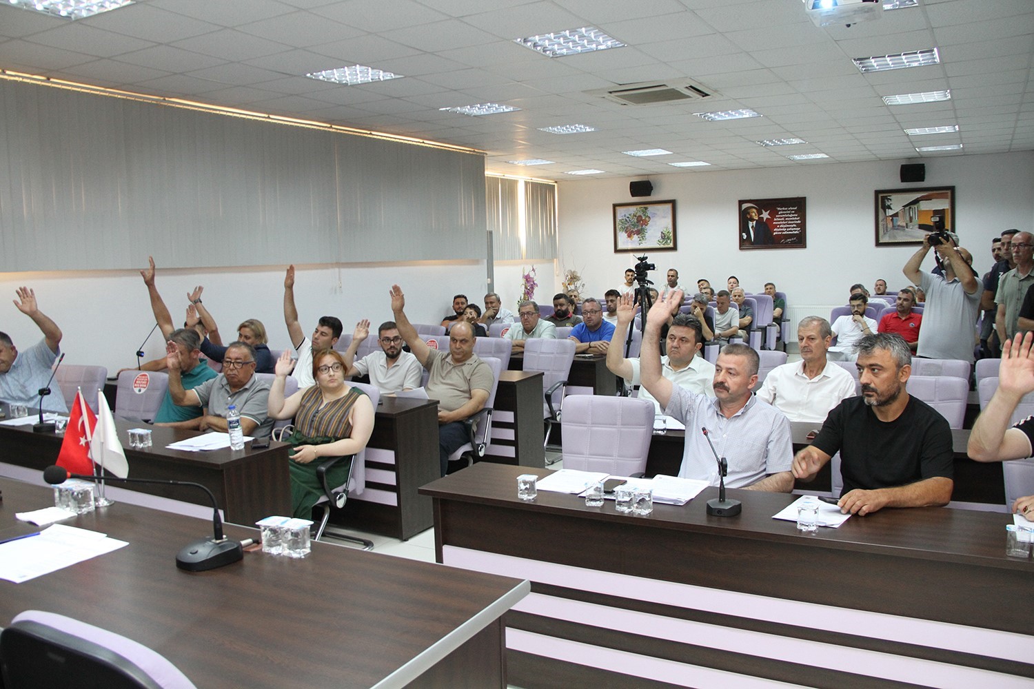 Kula Belediyesinde CHP’li katip üyelerden toplu istifa