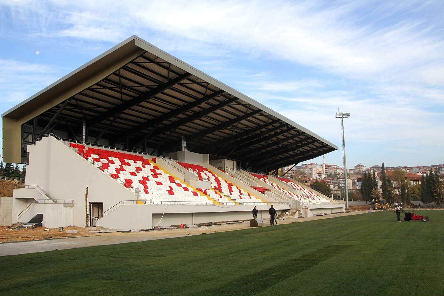 Kula ilçe stadı yenilenen yüzüyle hizmete hazırlanıyor